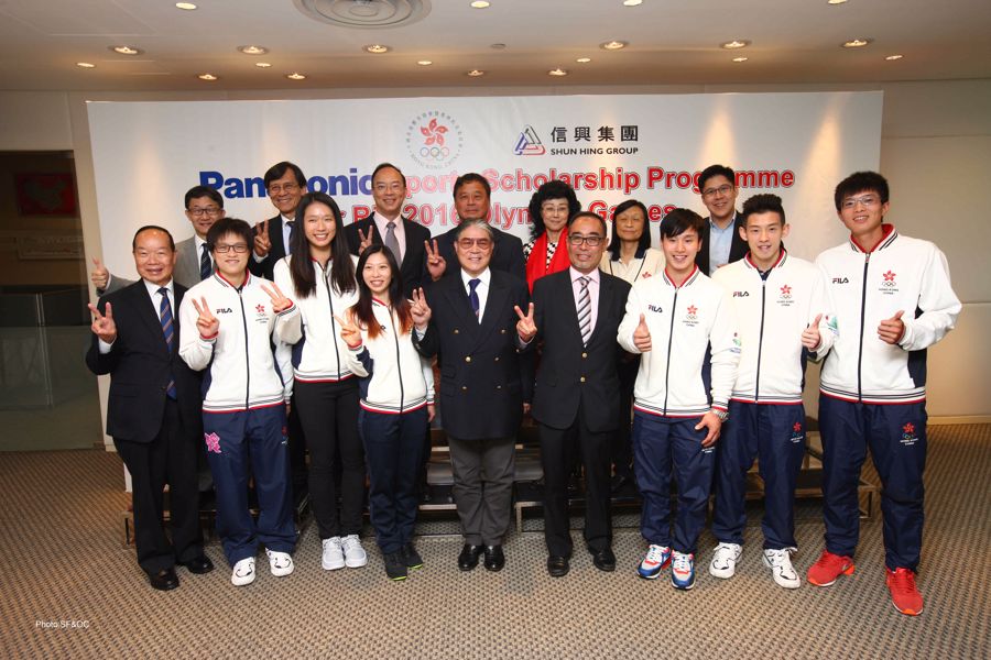 Mr David Mong, Chairman and Group CEO of Shun Hing Group, Mr Timothy Fok, President of the Sports Federation & Olympic Committee of Hong Kong, China, members of the Selection Committee and Scholarship holders took a group photo at the Ceremony. © Sports Federation & Olympic Committee of Hong Kong, China